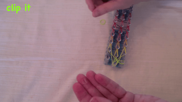 Clip it | How to Make a Colorful Loom Bracelet